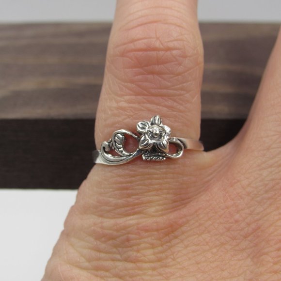 Size 6 Sterling Silver Dainty Ornate Flower Band - Picture 4 of 8
